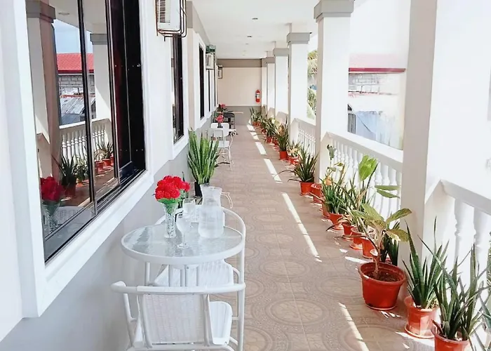Secluded With Full Kitchen & Balcony Garden View *