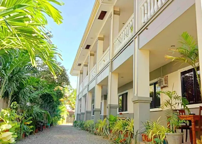 Secluded With Full Kitchen & Balcony Garden View *